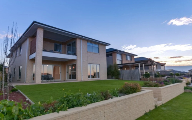 Luxury Waterfront Grand Villa in Melbourne