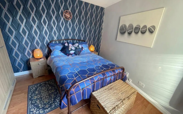 Impeccable 4-bed Home Away From Home in Swindon