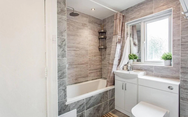 Immaculate 2-bed Apartment in Dagenham