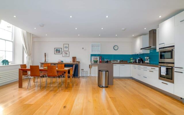 Spacious Apartment in Clapham Town by Guestready