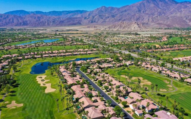 Monroe by AvantStay | Walk to Coachella! Golf Course Getaway | Sleeps 12!