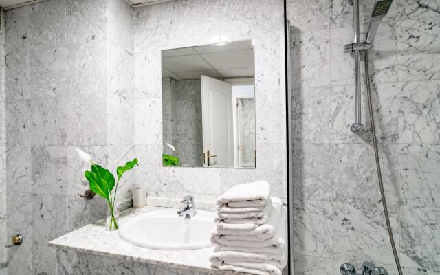 PR45- Beach front apartment Puerto Banus