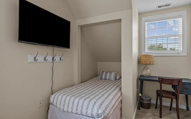 High Tider 3 Bedroom Home by RedAwning