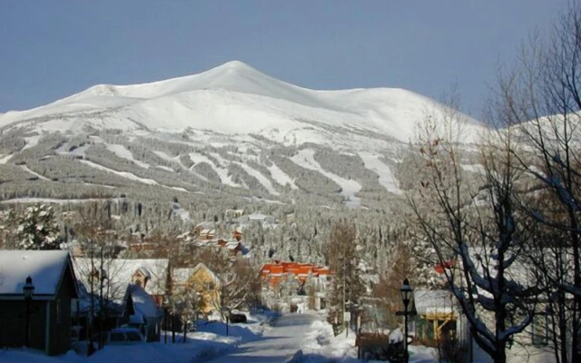 Four O'clock Lodge B14