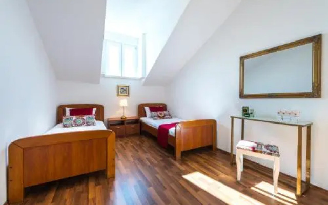 Two Palm Trees Apartment