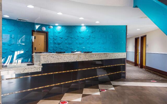 Econo Lodge Inn & Suites