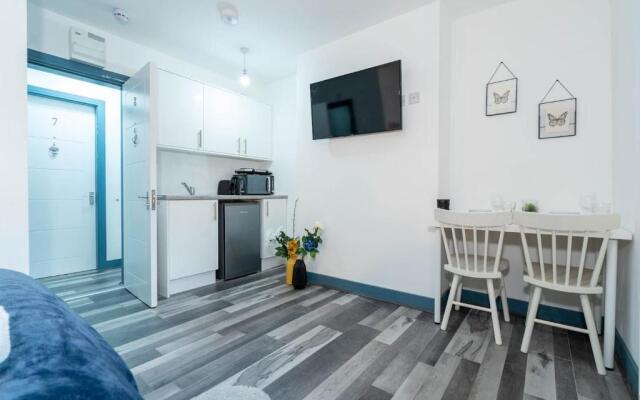 Stylish, spacious studio with Netflix