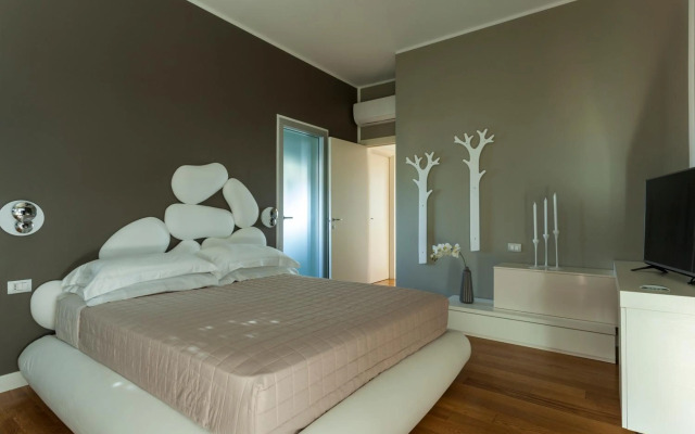 Hotel The One