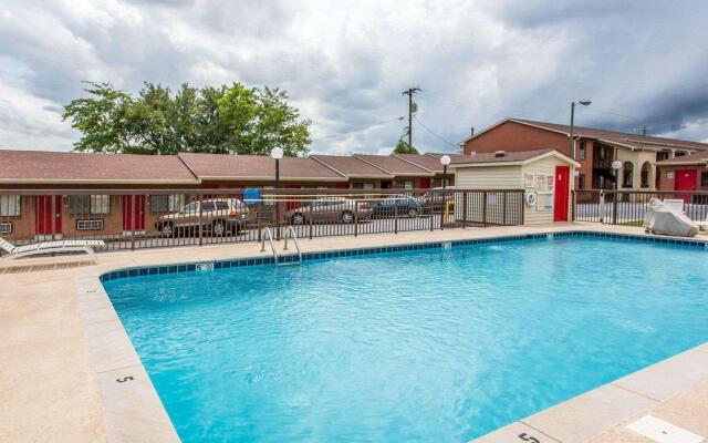 Econo Lodge North