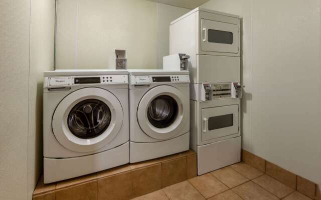 Super 8 by Wyndham Roseville/Detroit Area