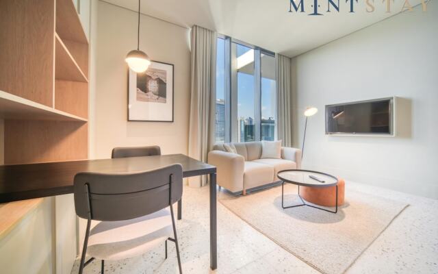 Chic Studio w Panoramic Burj Khalifa Views