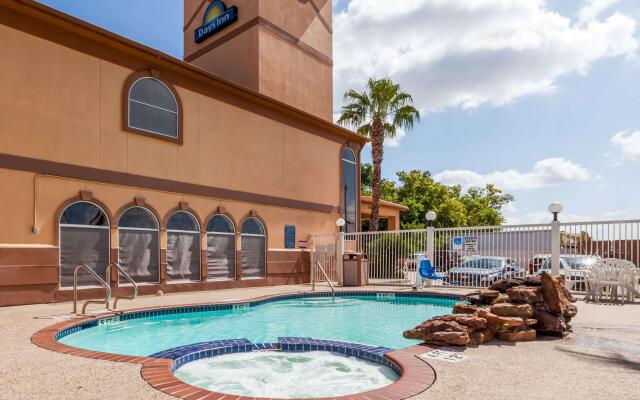 Days Inn & Suites by Wyndham Pasadena