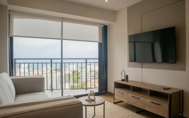 w Beautiful 3BR w Balcony in San Isidro