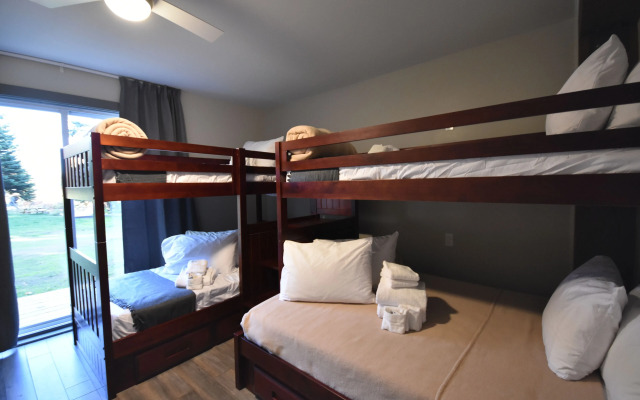 Oberge Inn  Riverside guest room in Val-David village with free parking