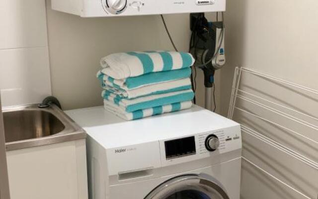 Daydreaming Airlie Beach, Water Views And Only 200M To Boardwalk.