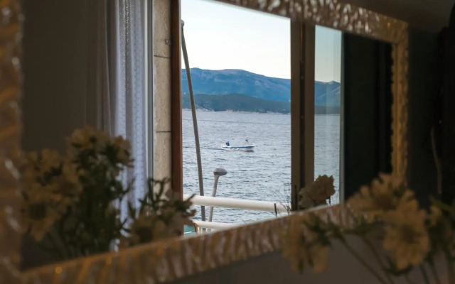 Top Location! Beach & Center Apt 4