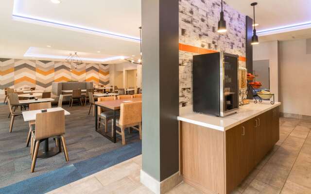 La Quinta Inn & Suites by Wyndham Las Vegas Airport South