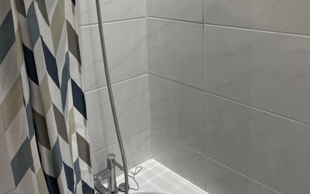 Walk to Lcy Airport/ Excel /dlr 1Br Flat