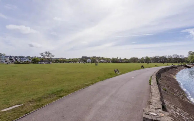 Woodstock in Poole With 2 Bedrooms and 1 Bathrooms