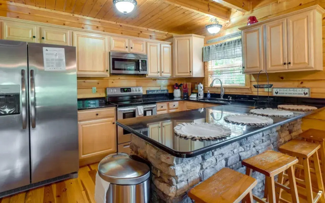 Gatlinburg Getaway: Private Hot Tub & Fireplace!