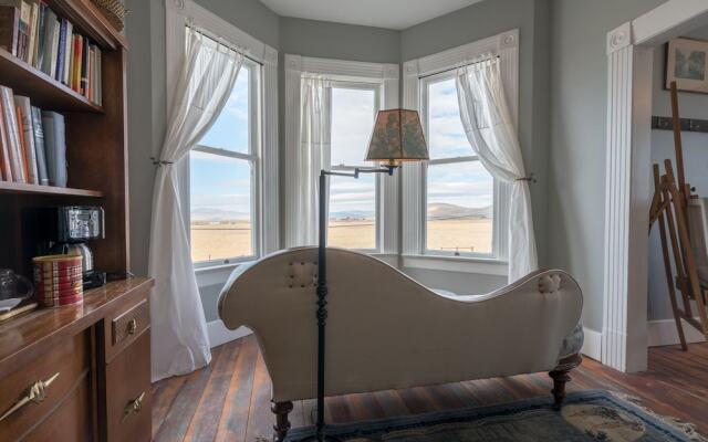 The Gilded Drifter Inn