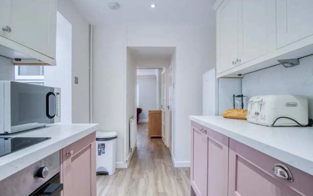 Pink Cottage - 4 Bedrooms & Hot Tub - Tenby