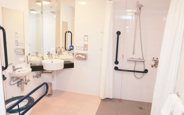 Holiday Inn Express London Heathrow T5 by IHG
