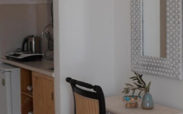 Dahlia Apartments and Studios