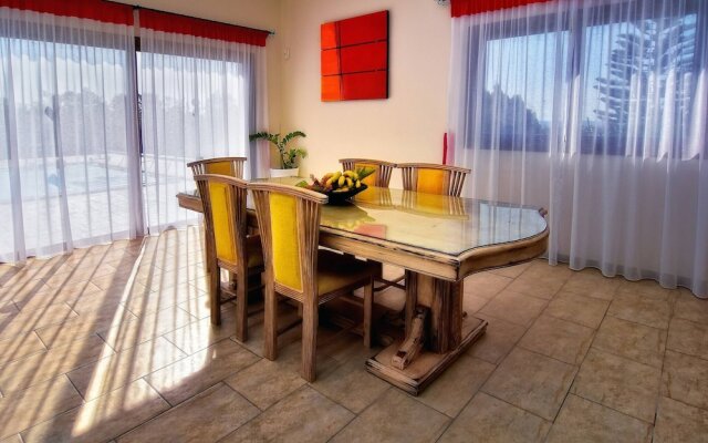 Impressive Large Villa Huge Heated Pool Garden