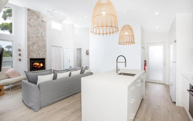 Unwind - Pet Friendly - 1 Min Walk to Beach