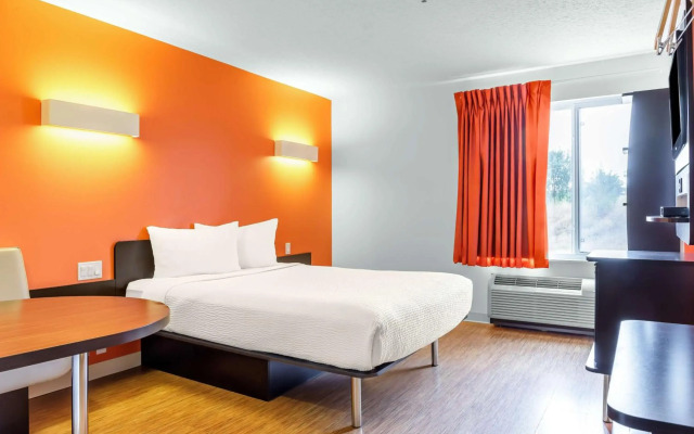 Motel 6 Swift Current, SK