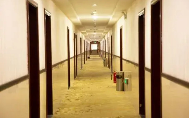 Xixia Chaoyue Business Hotel