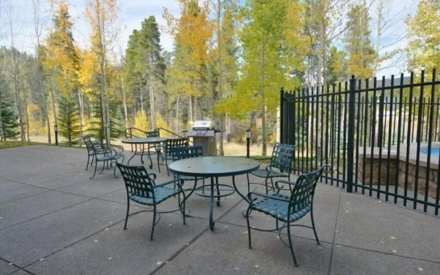Luxury 2 Bedroom Mountain Vacation Rental in Breckenridge With Access to a Hot Tub and Heated Garage Parking