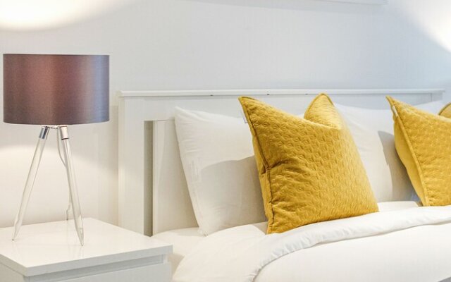Royal Docks Guesthouse by LUXHABITAT