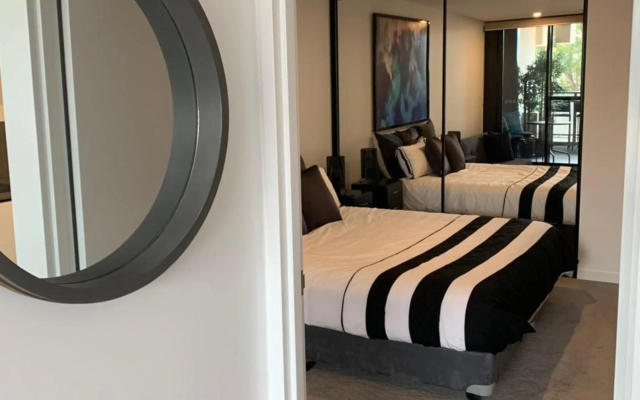 Midnight Luxe 1 BR Executive Apartment in the heart of Braddon Pool Sauna Secure Parking Wine WiFi Netflix – Guest Rooms – Braddon