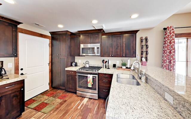 Well-Appointed Gem - 3 Br Townhouse