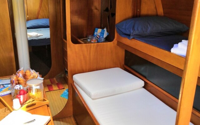 Boat, Sleep & Tours EHoa