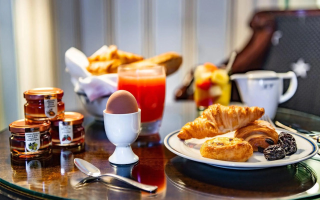 Le Dokhan’s Paris Arc de Triomphe, a Tribute Portfolio Hotel