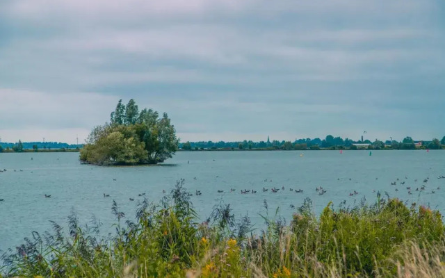 Sustainable Water Villa With Dishwasher, by a Lake