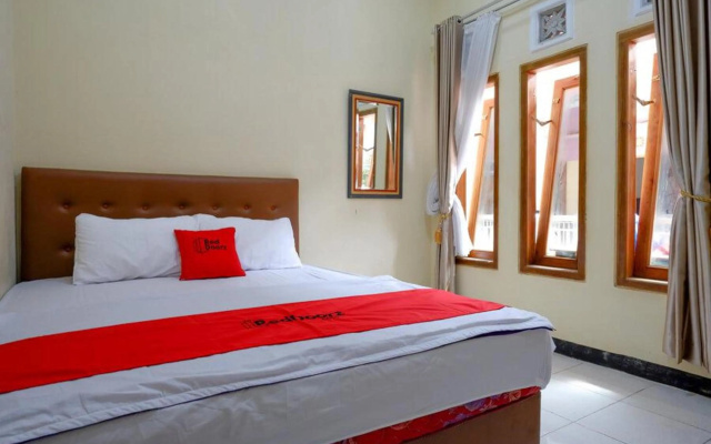RedDoorz near Desa Wisata Tambi Dieng – Guest Rooms – Wonosobo
