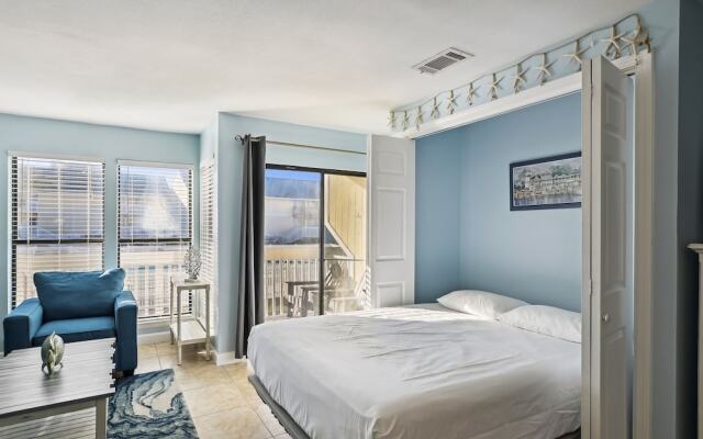Sandpiper Cove 8112 Studio Bedroom Condo by RedAwning