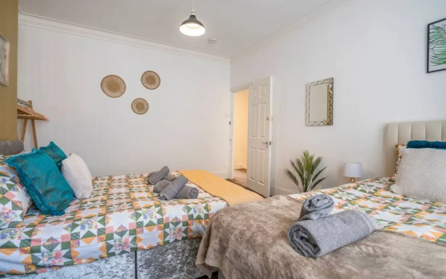 Spacious 3 Bed Flat-free Parking