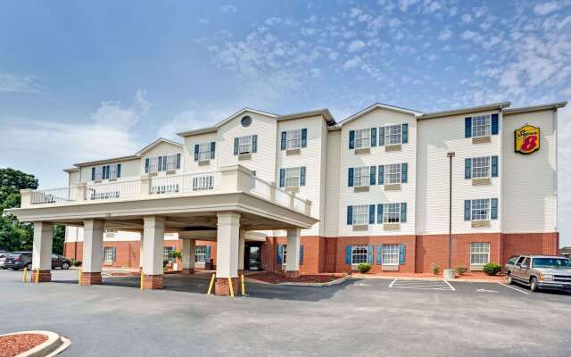 Super 8 by Wyndham Louisville/Expo Center