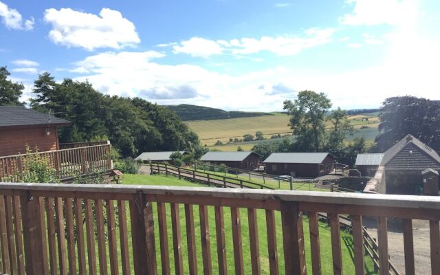 Woodpecker Lodge With Hot Tub Near Cupar, Fife