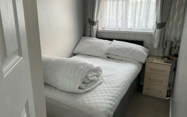 1st Floor Hillview 2 Bedroomed Central Location