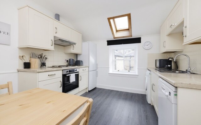 JOIVY Beautiful 2-Br Mews Home, Near Princes Street