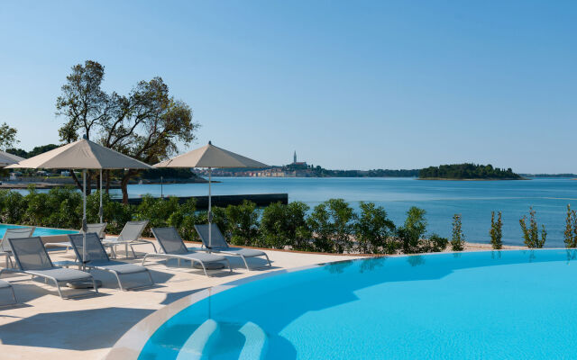 Maistra Select Amarin Resort