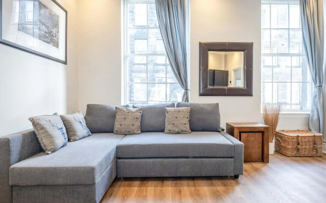 3 BEDROOM EDINBURGH VICTORIAN APARTMENT-6 Beds-Free Street Parking