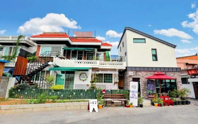 The Flower Road Guesthouse - Hostel