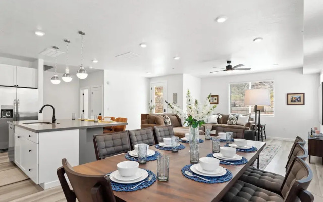 Touch of Class Stunning 5 Bdr!